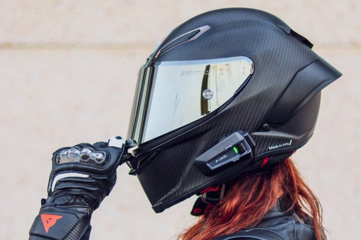 une femme aux cheveux rouges avec un casque moto