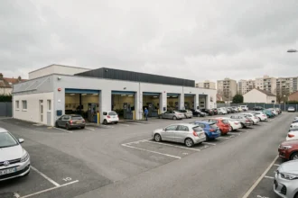 Vue d'ensemble d'un centre de contrôle technique en Seine-Saint-Denis avec plusieurs véhicules en attente